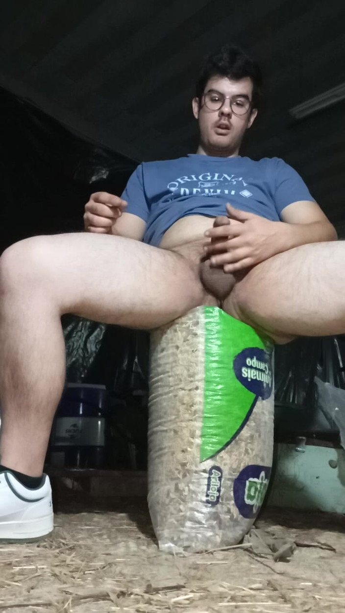 A large Portuguese dick: Handjob di gudang