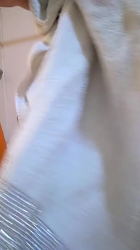 Cowok ini lagi asik bunga itu di kamar mandi