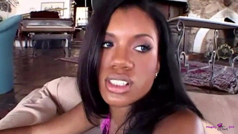 Naughty Black Girls: 她的阴户和屁股渴望鸡巴，所以她正在玩3P，双洞齐插