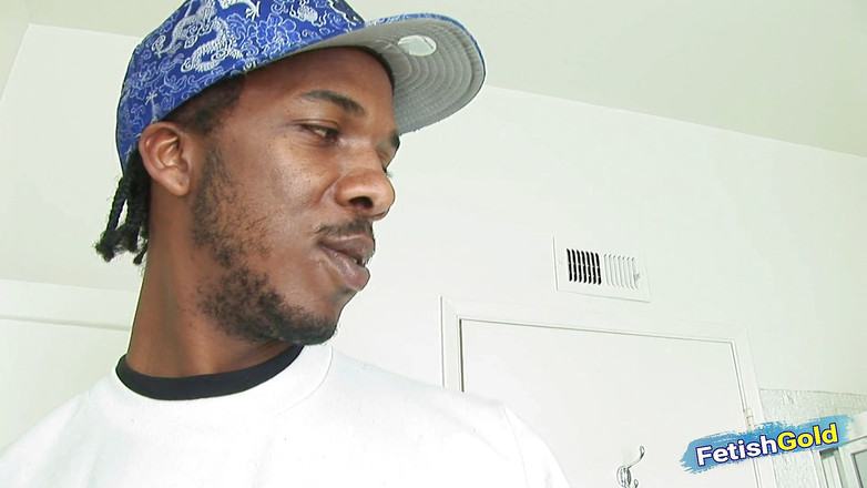 Fetish Gold: Nadržená ebenová MILFka si najme černého instalatéra, aby jí ošukal mokrou...