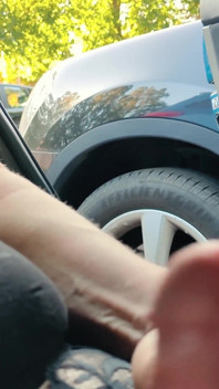 Odważny wytrysk z zasłoniętymi oczami na zajętym parkingu