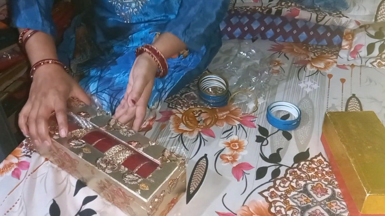 Manjushukla: Nová přítelkyně kouří