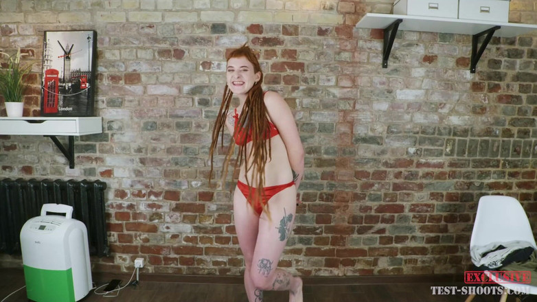 Test-Shoots: Emo dövmeli genç bryla çıplak video görüşmesinde