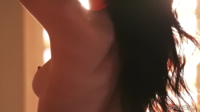Babes: Babes - Logan Drae tuyệt đẹp cởi đồ ngoài trời cho một buổi...