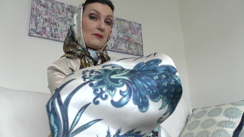 Lady Victoria Valente: Dnes budete masturbovat v šátku! Lady Victoria Valente