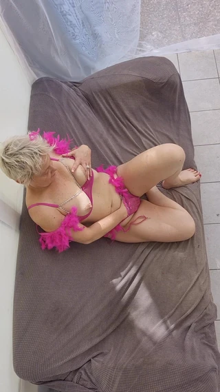 나는 자지를 사랑하는 사람들처럼 당신처럼 좋은 작은 창녀입니다.