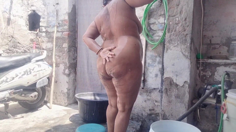 Yourgeeta8899: Sexy video indické Bhabhi při koupání