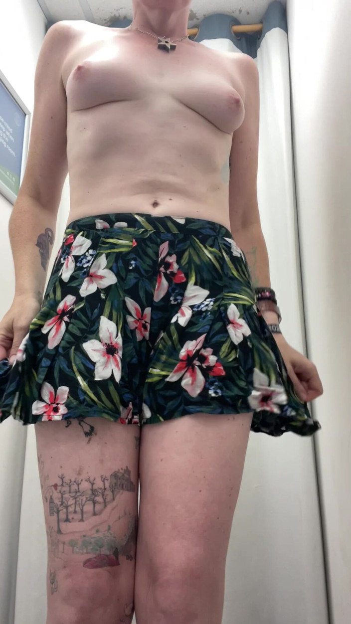MistressWriggler: Striptease en una tienda mientras me desnudo para probarme vestidos...
