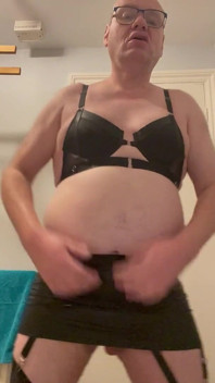 Nemravný gay crossdresser to miluje s černou podprsenkou