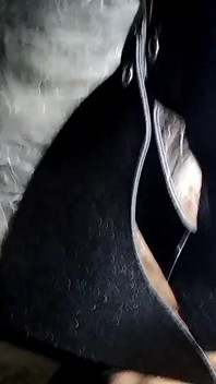 Moglie troia condivisa che si diverte nella cabina del gloryhole con gli amici