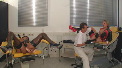 Rubber & Clinic Studio - 1ATOYS: 2 pelacur karet - fisting seru di meja gyno