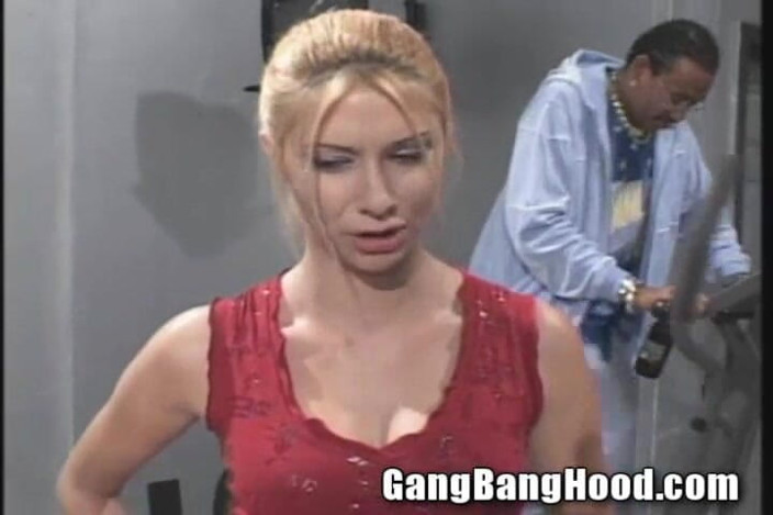 Gang Bang Hood: Anal spor salonu ho beyaz kaltak büyük siyah yarak anal...