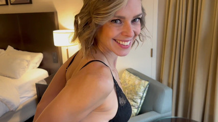 Serenity Cox: Kocası bağlıyken karısının yüzüne boşalıyor ve izliyor