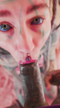 Une modèle webcam tatouée se fait interrompre et baiser pendant le show