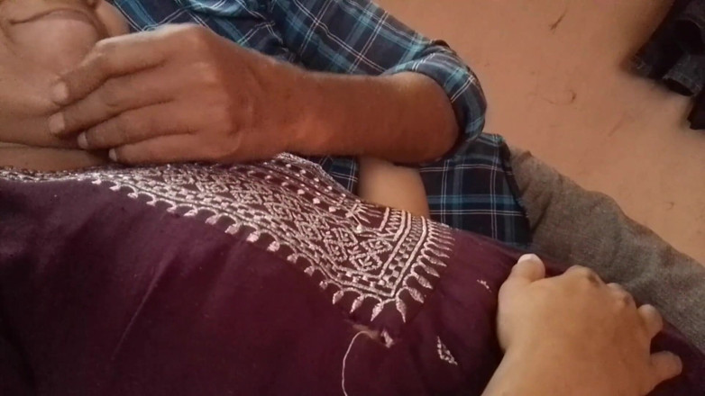 LEGSCOUPLE12: Desi-mädchen steckt seinen penis in ihren mund und nimmt seine...
