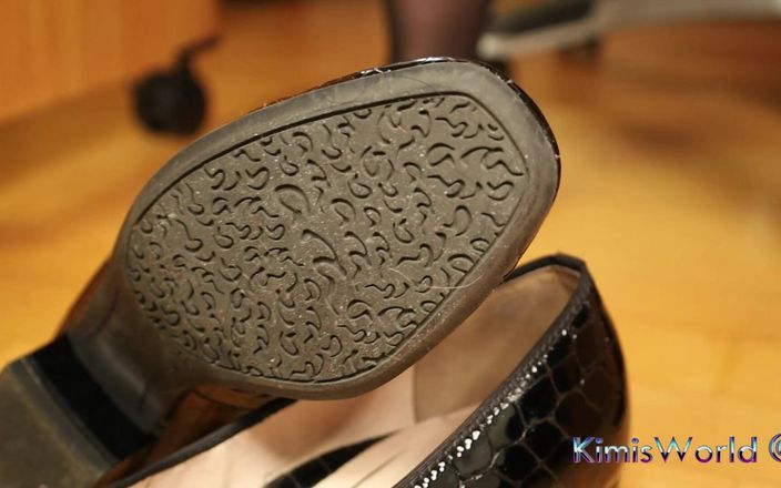KimisWorld: Taze balerinler ve eski moda naylon çoraplar - masanın altında ayakkabı oyunu