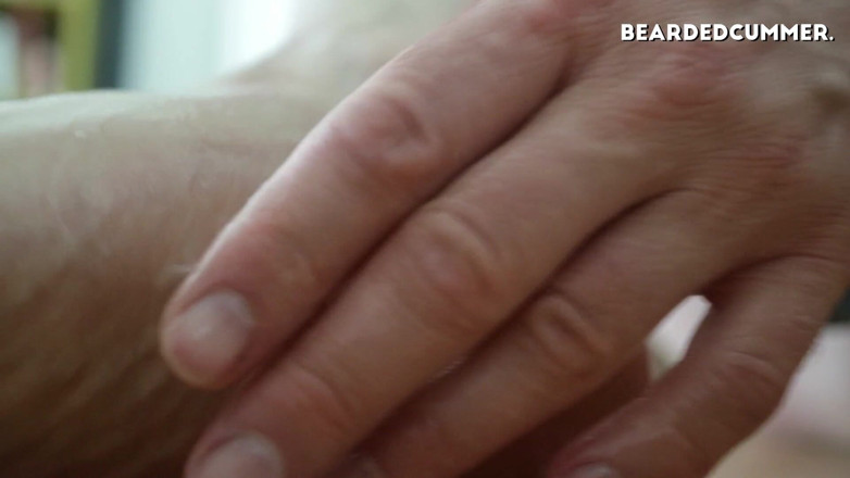 Beardedcummer: Masturbare, venerarea picioarelor și ungerea cu spermă peste picioare