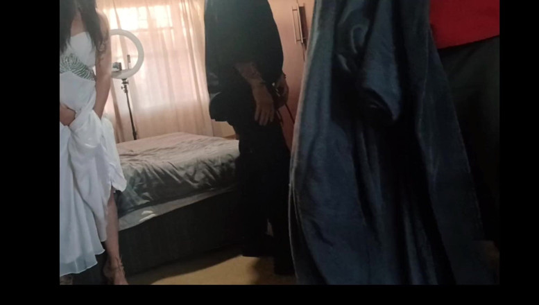 MysticBella: 我的继母和他的朋友想要同时操我，而一个人则在撸管我那滴着精液的紧致阴户
