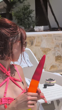 Hubená zrzka Pixie Pink má ve vile dlouhé anální hadí dildo
