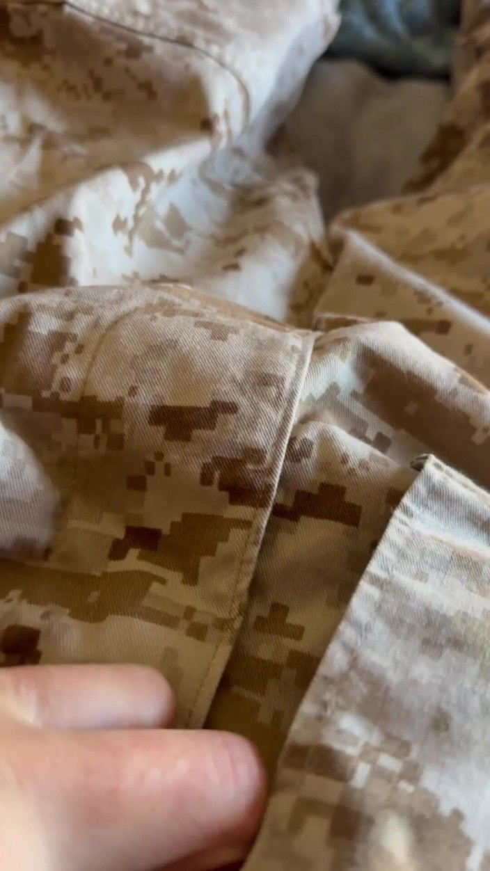 Gay Soldier Stuff: ¡El especialista del ejército estadounidense usa el uniforme de marine...