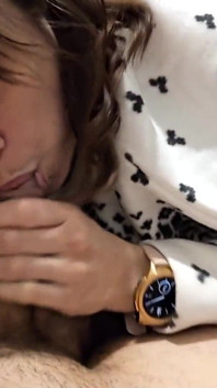 La estrella porno española Lucia Bianco chupando la polla del mejor amigo de su esposo