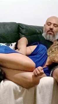 继女躺在继父的膝盖上，最后被鸡巴和精液射在嘴里