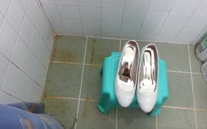 Kit19881127: White Patent Pumps Cumming