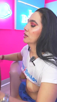 Verlegen milf Sarahblack wordt wild als ze kokhalst op de dikke pik van de cameraman