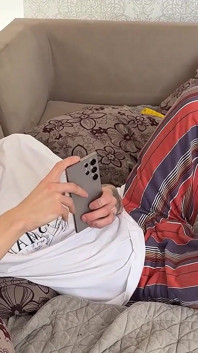 Kerel stuurt foto van zijn lul naar zijn vriend, man met grote lul neukt strakke kont van Twink en komt klaar