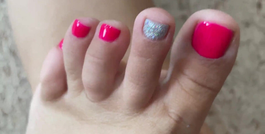 Lux Eva: Voetfetisj met geverfde post