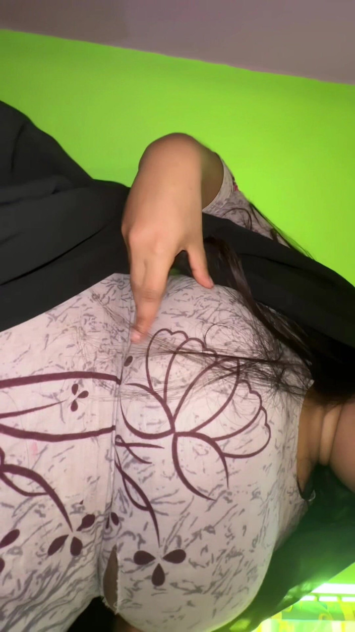 Your Boy's Cum: 欲火中烧的女孩在去拼贴后刷牙，因为有时候她从继父那得到粗暴的操逼