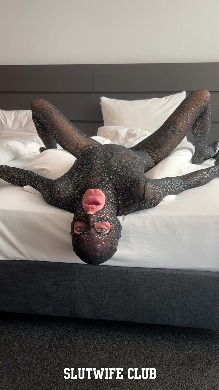 Slutwife Club: Ce bot sexual construi se fute mai bine? Vedere la...