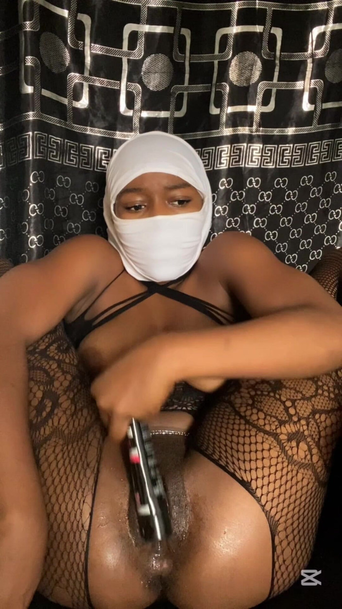 Slipperyblackgirl: Toate îmi încântă pizda mică