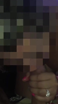 Une indienne blonde excitée taille une pipe à son beau-fils et le baise en chevauchant