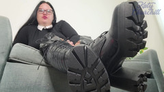 Katy Churchill: 用我的大黑靴踩在你身上