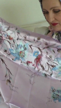 Kekasih satin scarf dan muncrat di syal satin mengkilap, lady victoria valente