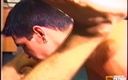 Gay Diaries: Старые и молодые чуваки шпилят свои волосатые задницы по полу после того, как лижут друг друга