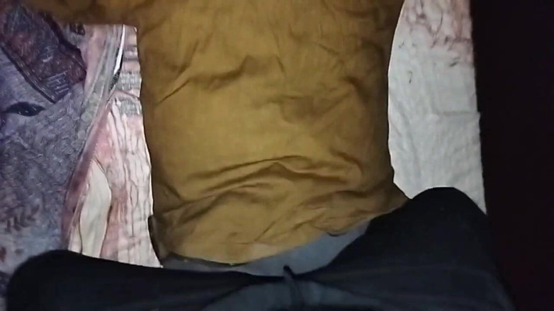 Desi Tits: Il ragazzo muscoloso della palestra si masturba da solo scopando...