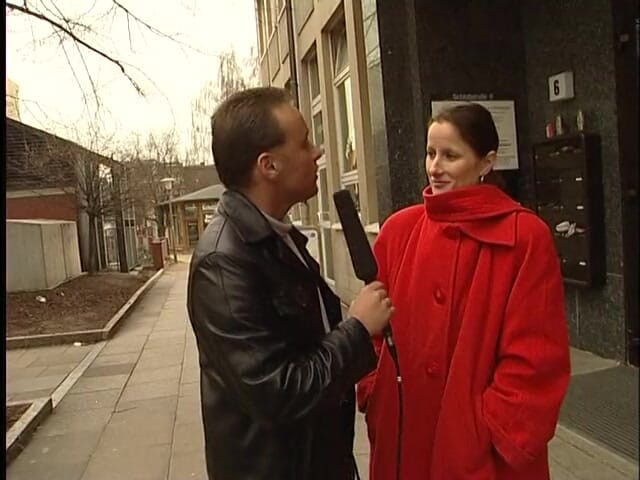 Lucky Cooch: Morena alemana entrevistada al aire libre