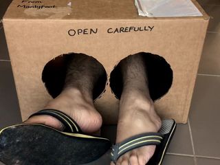 Manly foot: Überraschungs-lieferserie - abgenutzte flip-flops - tangas - große männliche füße zum verehren - mannfuß