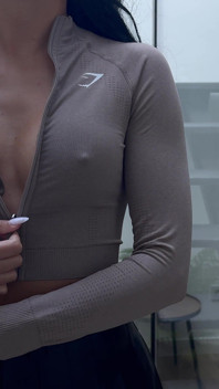 Lilly latina nettoie et se fait baiser son gros cul latin !