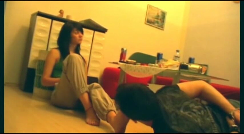 Foot Girls: Menjilat kaki mudanya