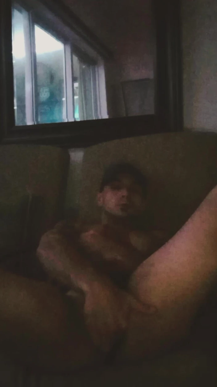 MR DUALITY: バルコニーのハンクホットティーは彼の穴を弄び、彼が彼の電話全体で爆発するまで彼のペニスを撫でます