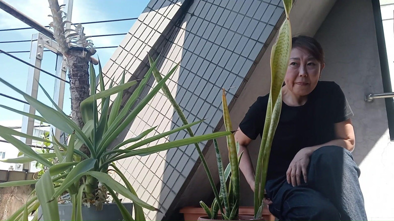 Mayumi Kanzaki: Saksı Bitkisine Işemek