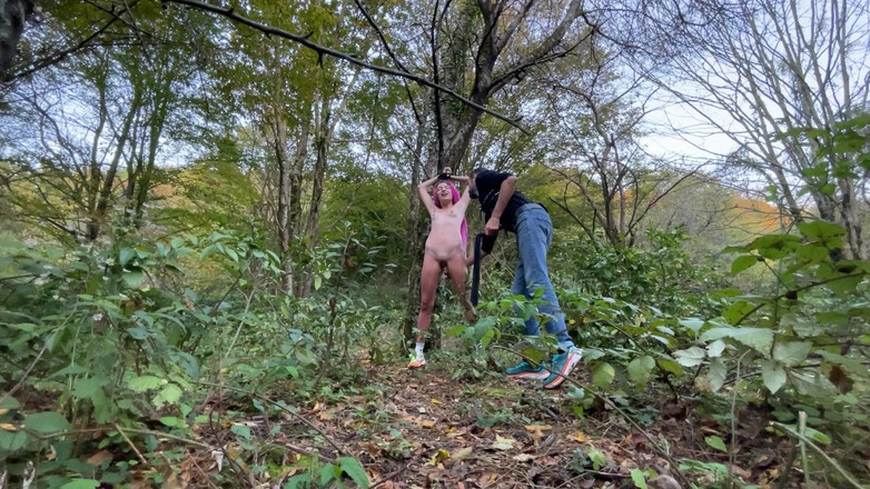 Verhiniz: 야외에서 변태 복종하는 소녀를 만나 보지를 벌했습니다.