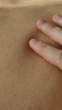 Een Sappige Stiefmoeder Neukte Haar Stiefzoon Nadat Ze Had Merken Dat Hij Zich Aftrekte Aan Haar Slipje
