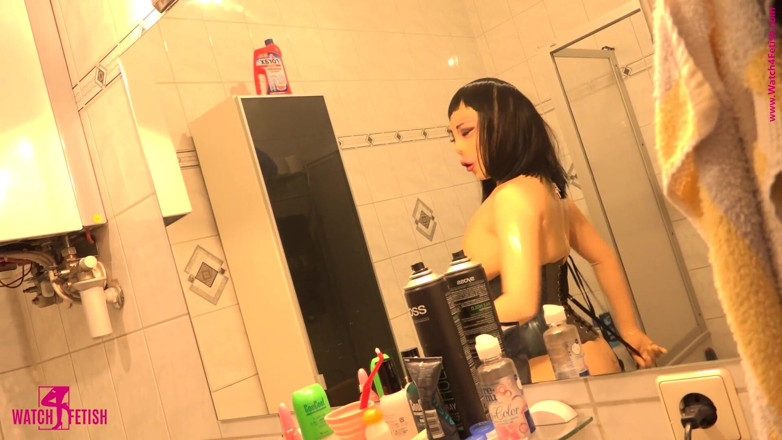 Fem Latex: Pissing in latex