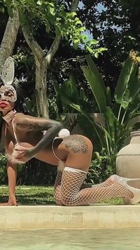 Sanktor - Cosplay Tatuada MILF Como Um Coelho