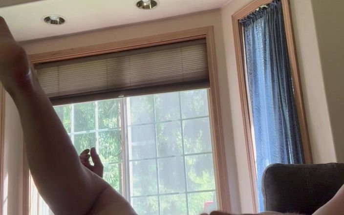 Bonewizzard69: 窓のシェードが開いている前の部屋で熟女カップルの相互オナニー