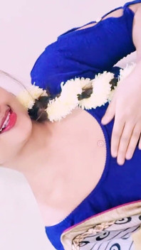 Gadis desi wajah jernih dengan blus biru terlihat menggoda